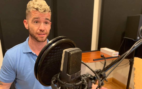 Photo of a host recording News in Slow Spanish podcast Photo of a host recording News in Slow Spanish podcast