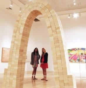 Photo of a couple at the museum Photo of a couple at the museum