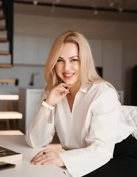Picture of CEO, Julia Saurina.