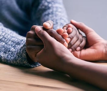 Photo close up of two people holding hands 