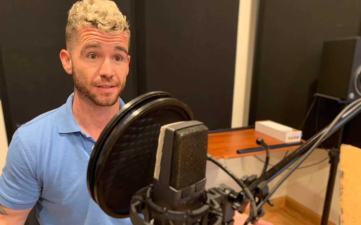 Photo of a host recording News in Slow Spanish podcast Photo of a host recording News in Slow Spanish podcast